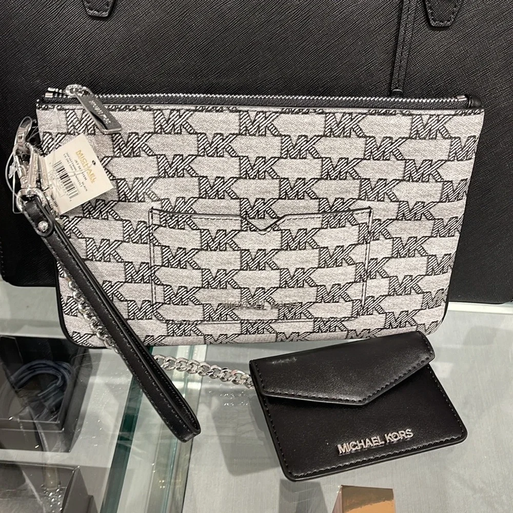 MICHAEL KORS JET SET ITEM LG 2 in 1 CARD CASE & WRISTLET
Black
NWT - Picture 10 of 16